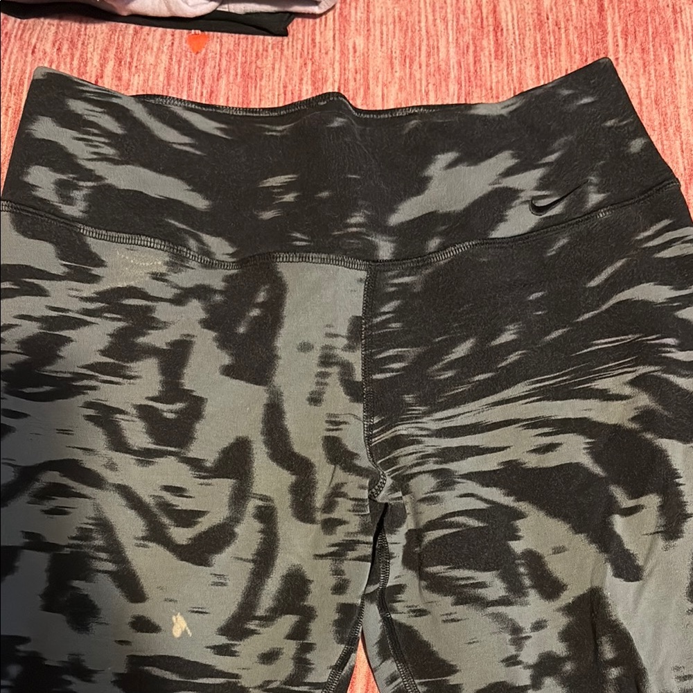 Nike Black and Gray Patterned Leggings
